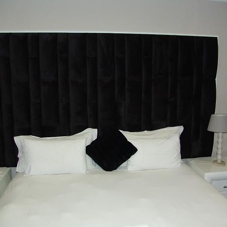 African Moon Corporate House เคมป์ตัน พาร์ค ภายนอก รูปภาพ
