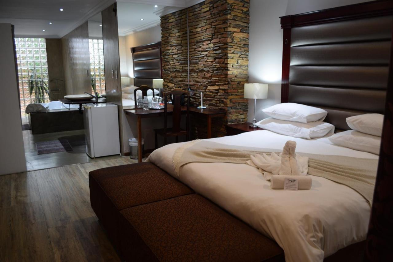 African Moon Corporate House เคมป์ตัน พาร์ค ภายนอก รูปภาพ