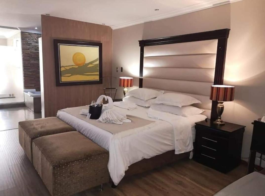 African Moon Corporate House เคมป์ตัน พาร์ค ภายนอก รูปภาพ
