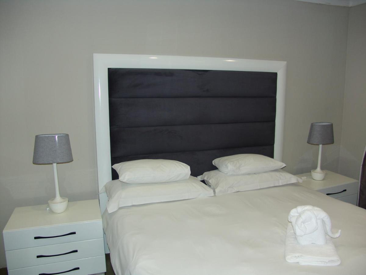 African Moon Corporate House เคมป์ตัน พาร์ค ภายนอก รูปภาพ