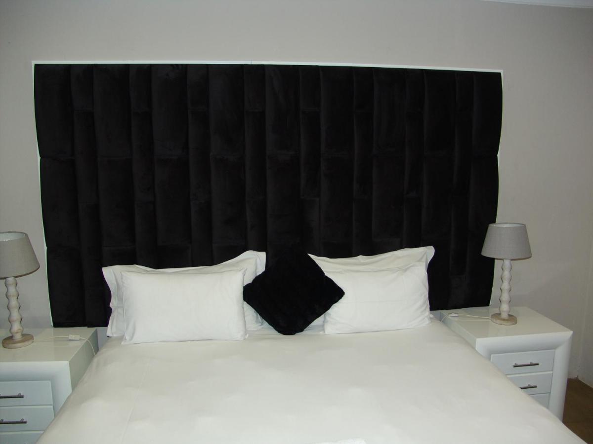 African Moon Corporate House เคมป์ตัน พาร์ค ภายนอก รูปภาพ