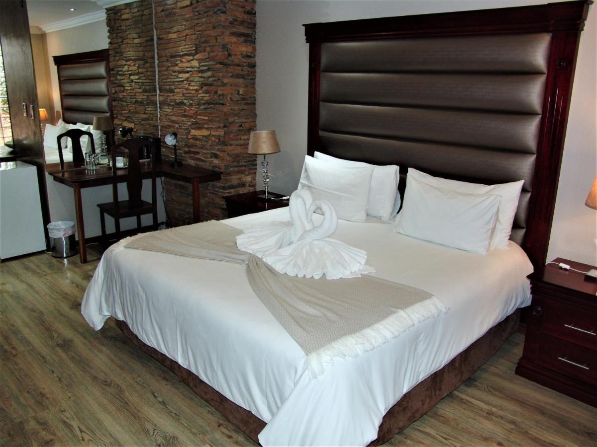 African Moon Corporate House เคมป์ตัน พาร์ค ภายนอก รูปภาพ