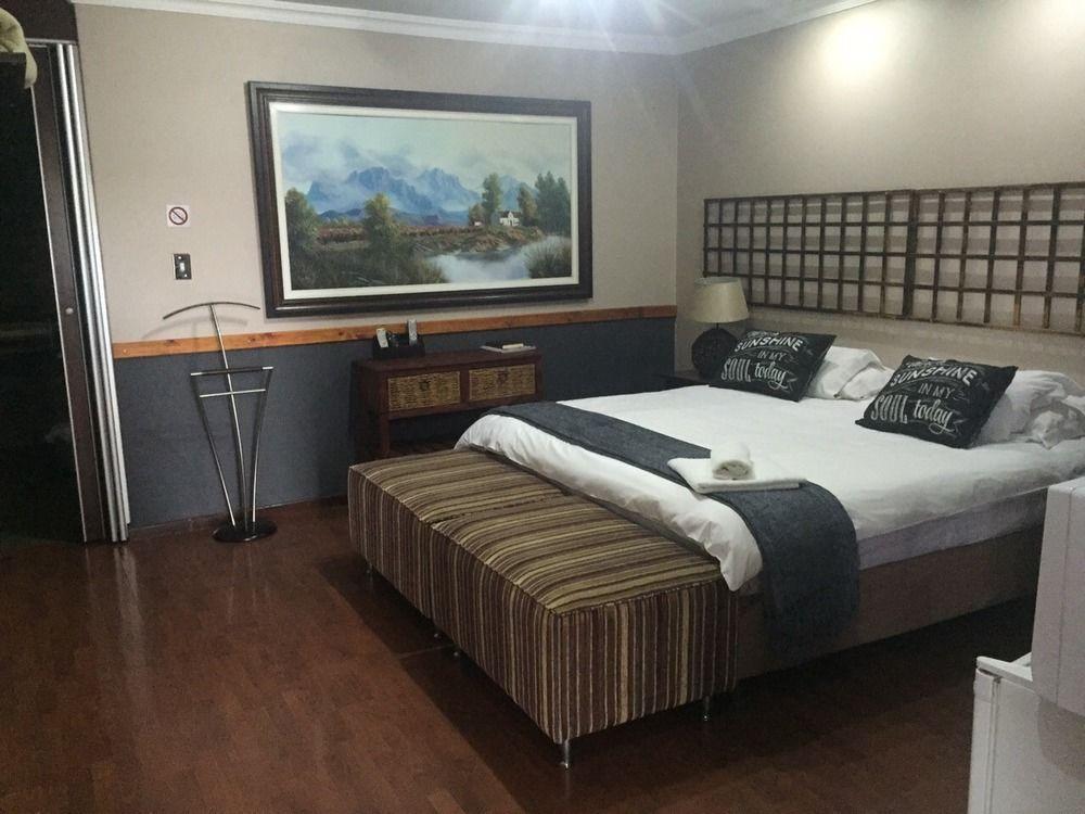 African Moon Corporate House เคมป์ตัน พาร์ค ภายนอก รูปภาพ