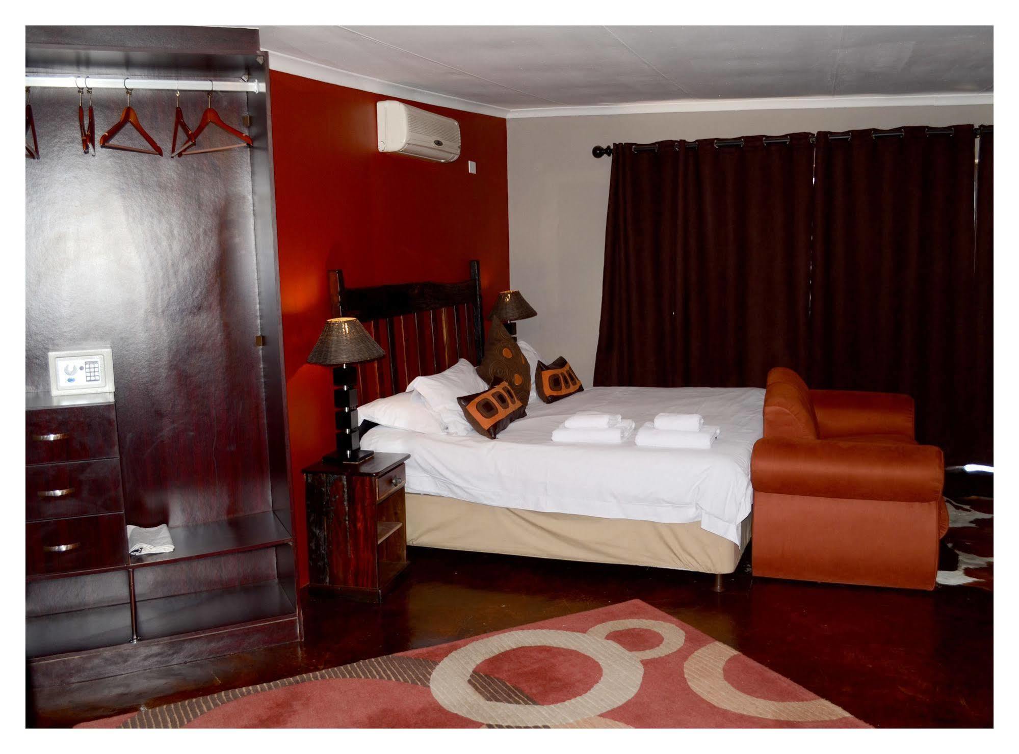 African Moon Corporate House เคมป์ตัน พาร์ค ภายนอก รูปภาพ